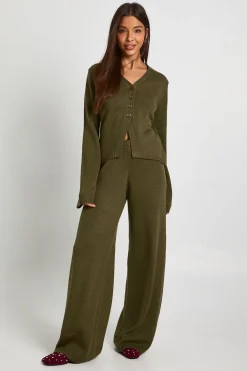 Cardigan tricoté boutonné avec détail de col et pantalon droit coordonné