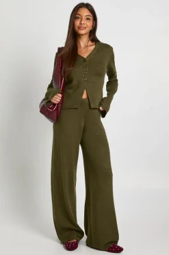 Cardigan tricoté boutonné avec détail de col et pantalon droit coordonné