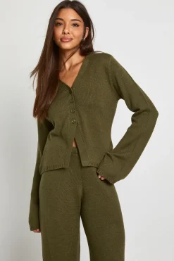 Cardigan tricoté boutonné avec détail de col et pantalon droit coordonné