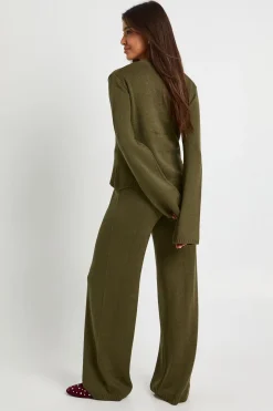 Cardigan tricoté boutonné avec détail de col et pantalon droit coordonné