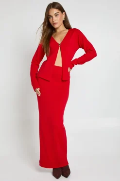 Cardigan tricoté à boutons dorés et jupe midaxi coordonné