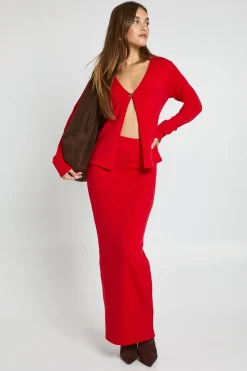 Cardigan tricoté à boutons dorés et jupe midaxi coordonné