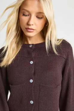 Cardigan tricoté à col rond avec détails de poche et pantalon à jambes larges