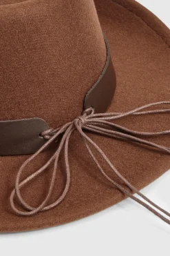 Chapeau de cowboy western à garniture cloutée