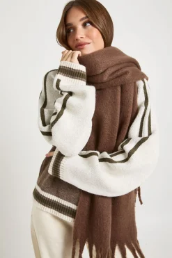 boohoo Écharpe ample à pampilles duveteuses< Looks Chocolat|Écharpes