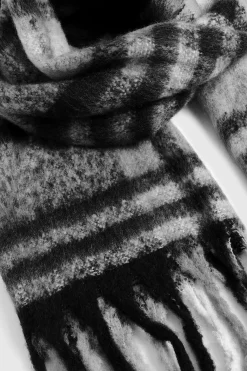 Écharpe à carreaux monochrome