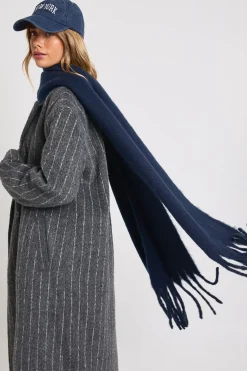 Écharpe surdimensionnée à pompons et en peluche