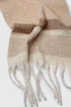 Écharpe tricotée rayée à pompons