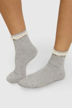 Chaussettes Côtelées Grises À Volants