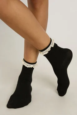 Chaussettes Noires Côtelées À Volants