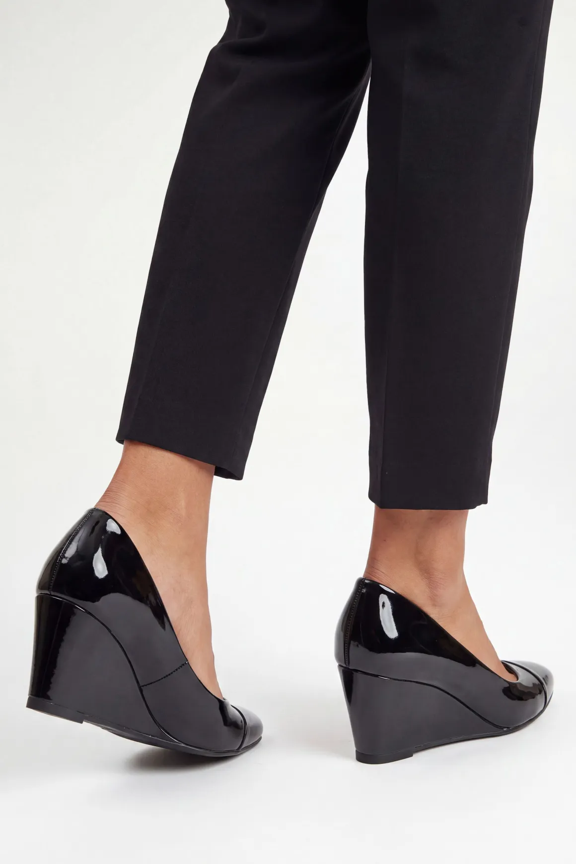 Chaussures De Ville À Bout Amande Avec Empiècement, Talon Compensé Moyen, Coupe Large