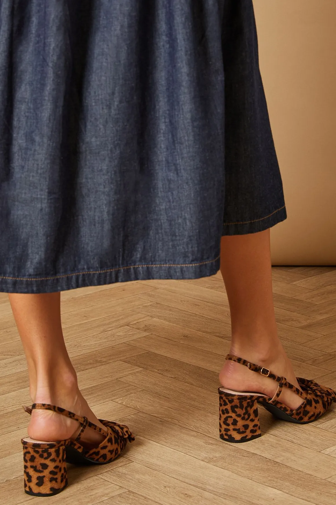 Chaussures Dorinda à Talon Bloc avec Bride Arrière, Nœud et Imprimé Léopard en Daim Synthétique