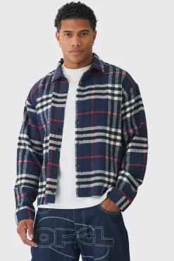 Chemise à carreaux, coupe surdimensionnée et silhouette carrée
