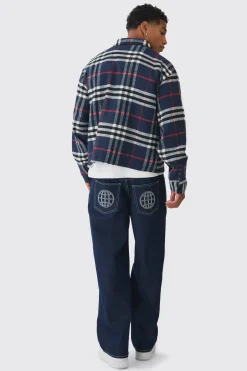 Chemise à carreaux, coupe surdimensionnée et silhouette carrée