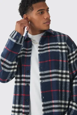 Chemise à carreaux, coupe surdimensionnée et silhouette carrée