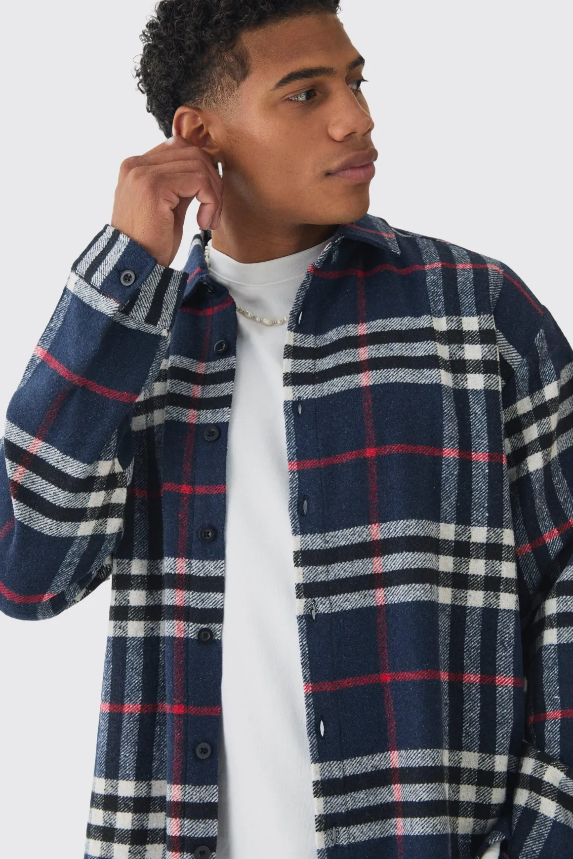 Chemise à carreaux, coupe surdimensionnée et silhouette carrée