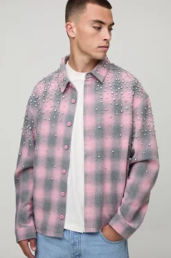 Chemise à carreaux surdimensionnée, ornée de bijoux et en tissu lourd