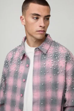 Chemise à carreaux surdimensionnée, ornée de bijoux et en tissu lourd