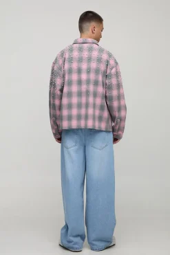 Chemise à carreaux surdimensionnée, ornée de bijoux et en tissu lourd