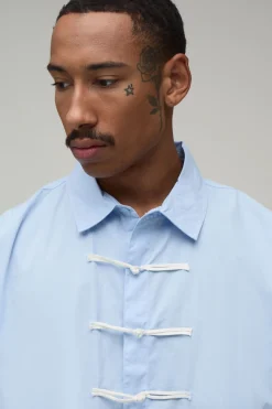boohooMAN Chemise Courte Boxy À Manches Mi-longues Avec Fermeture Brandebourg<Homme Chemises