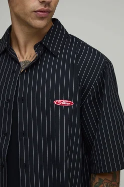 boohooMAN Chemise Courte Boxy À Rayures Monochromes Avec Empiècement Et Manches Courtes<Homme Chemises