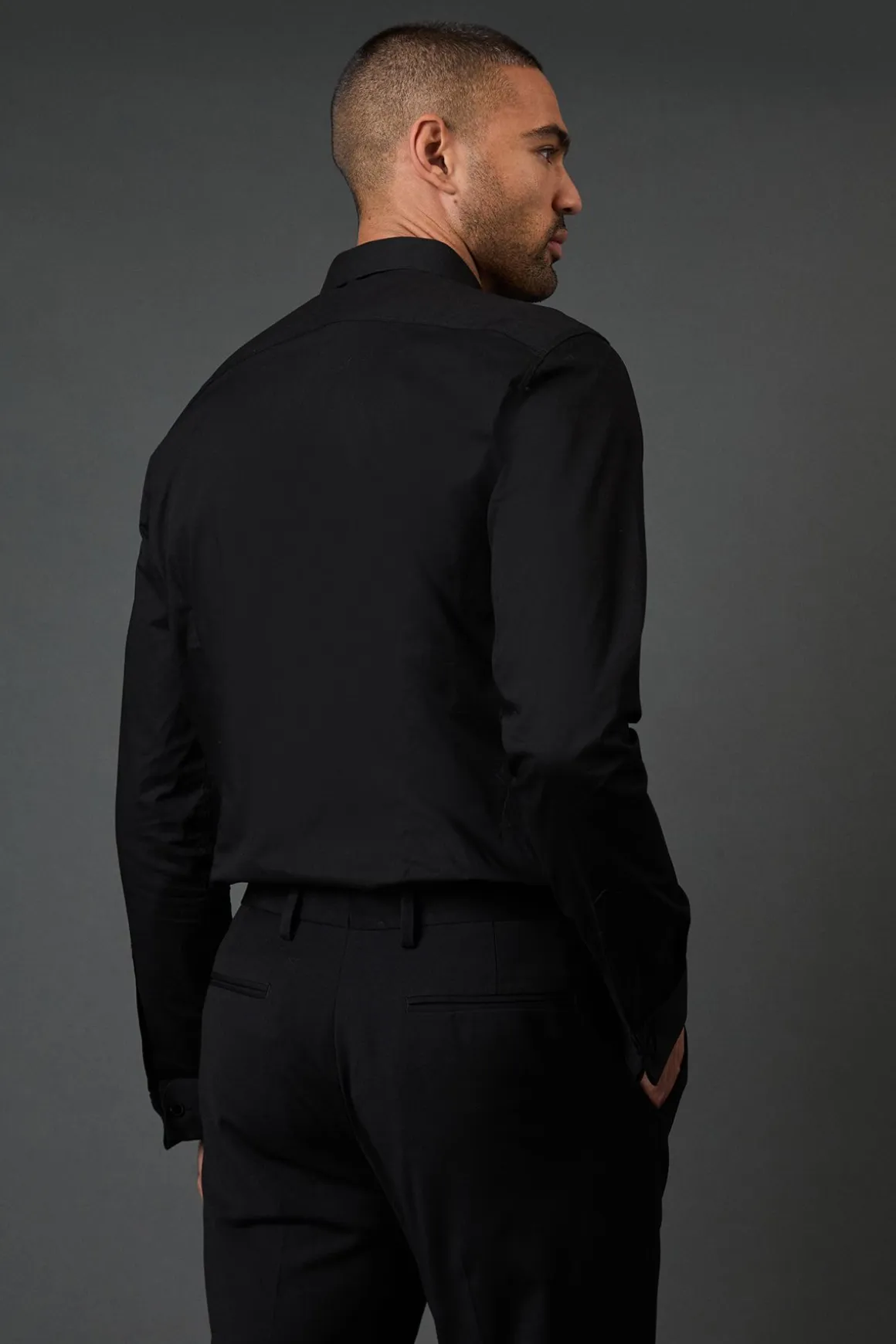 Chemise de Ville Noire à Plis Devant Coupe Ajustée Manches Longues
