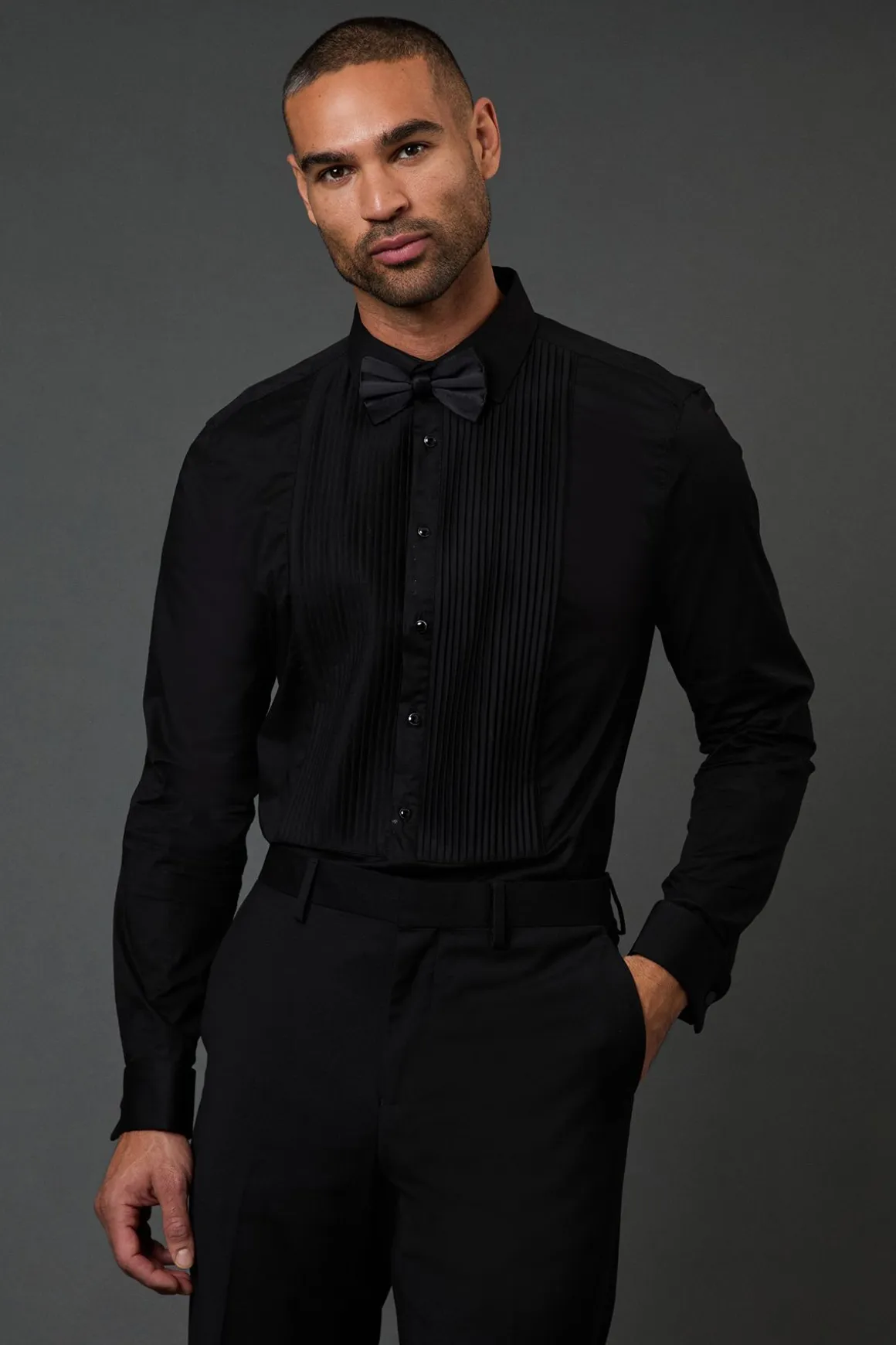 Chemise de Ville Noire à Plis Devant Coupe Ajustée Manches Longues