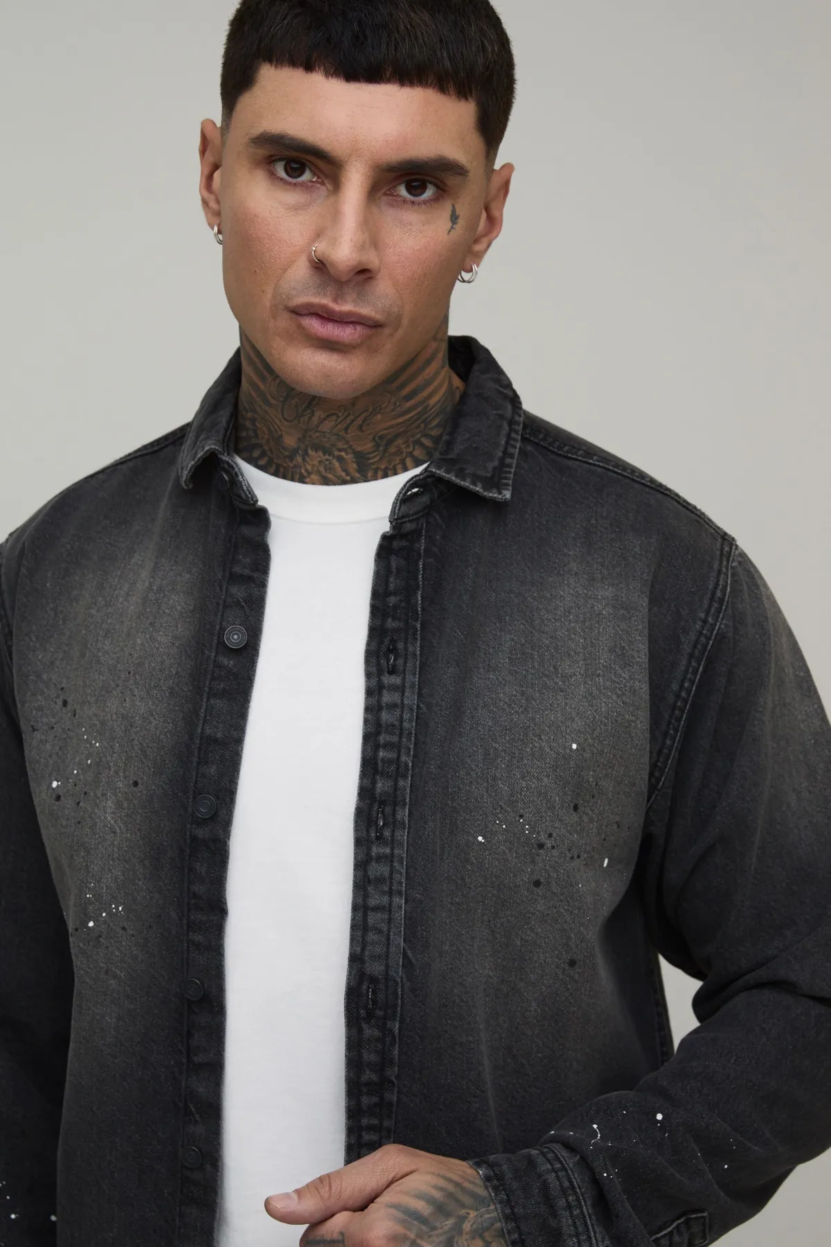 boohooMAN Chemise En Denim Délavé À Éclaboussures De Peinture Coupe Droite Régulière Haute<Homme Denim|Tout Afficher
