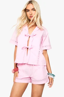 boohoo Chemise en popeline brodée à nouer sur le devant<Femme Tops