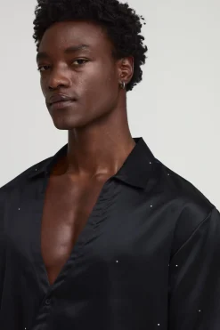 boohooMAN Chemise en satin à coupe régulière, décolleté plongeant, drapée à l'avant et embellie<Homme Chemises