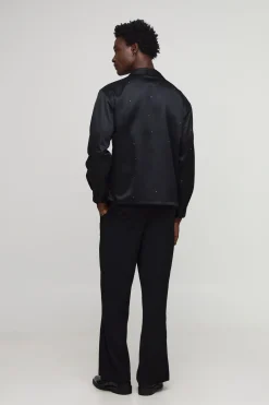 boohooMAN Chemise en satin à coupe régulière, décolleté plongeant, drapée à l'avant et embellie<Homme Chemises