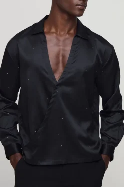 boohooMAN Chemise en satin à coupe régulière, décolleté plongeant, drapée à l'avant et embellie<Homme Chemises
