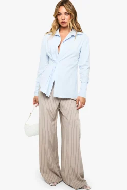 Chemise enveloppante à décolleté plongeant et ceinturée