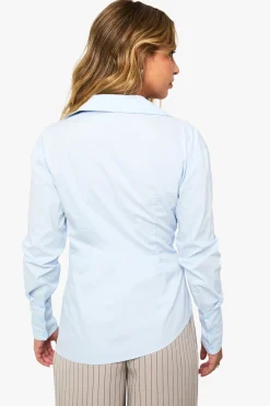 Chemise enveloppante à décolleté plongeant et ceinturée