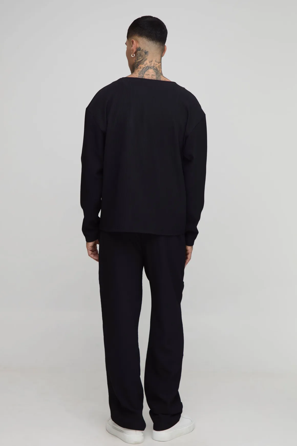 Chemise longue à plis, surdimensionnée, à coupe carrée et sans col
