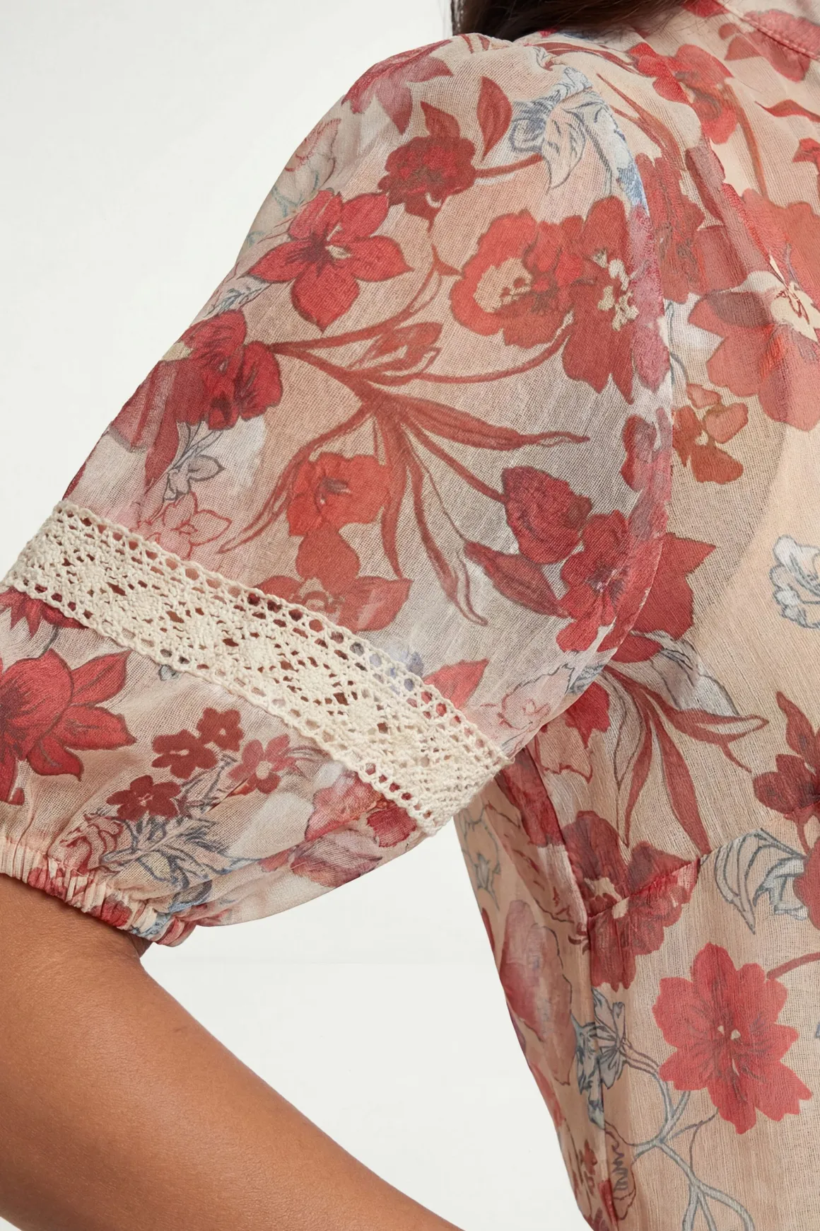 Chemise À Manches Courtes Avec Détails En Dentelle Et Organza Fleuri