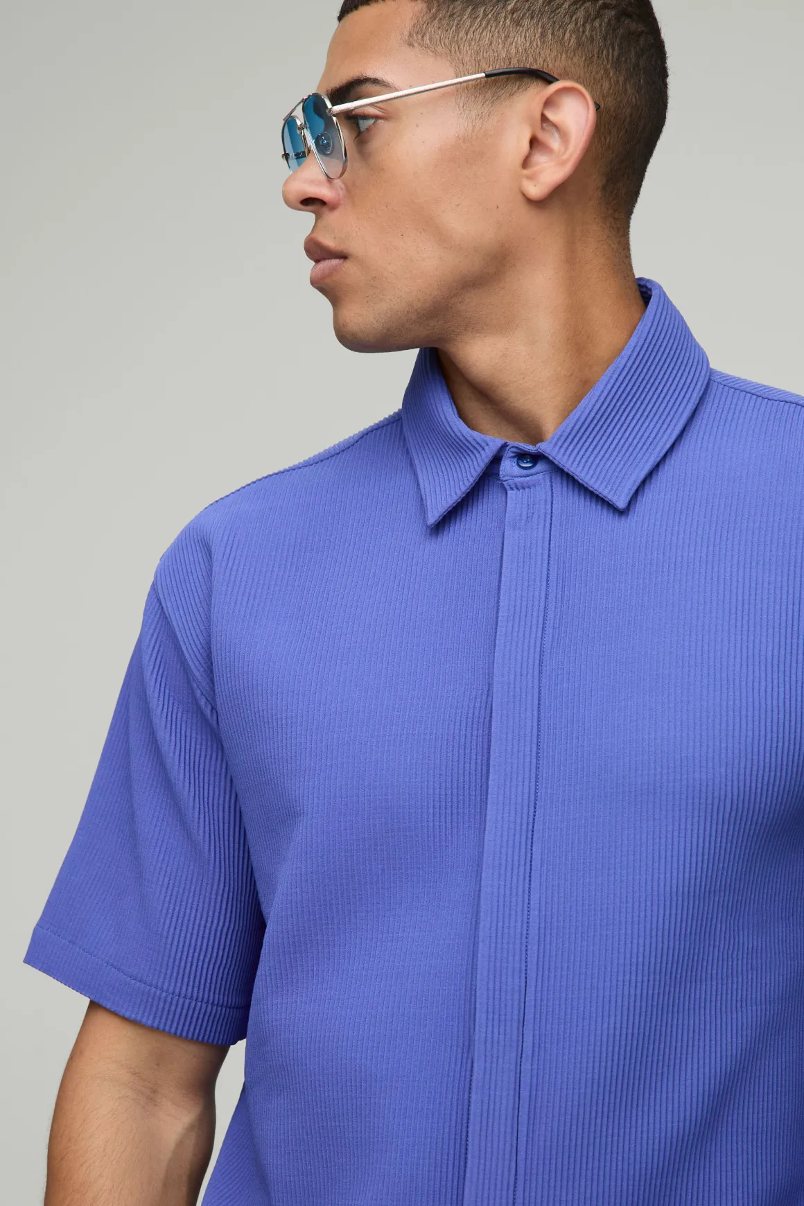 Chemise à manches courtes oversize avec plastron dissimulé et plis