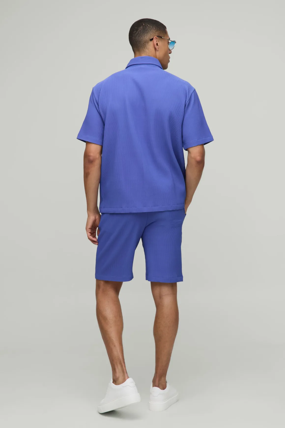 Chemise à manches courtes oversize avec plastron dissimulé et plis