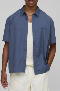 Chemise à manches courtes surdimensionnée à patte de boutonnage dissimulée et effet froissé