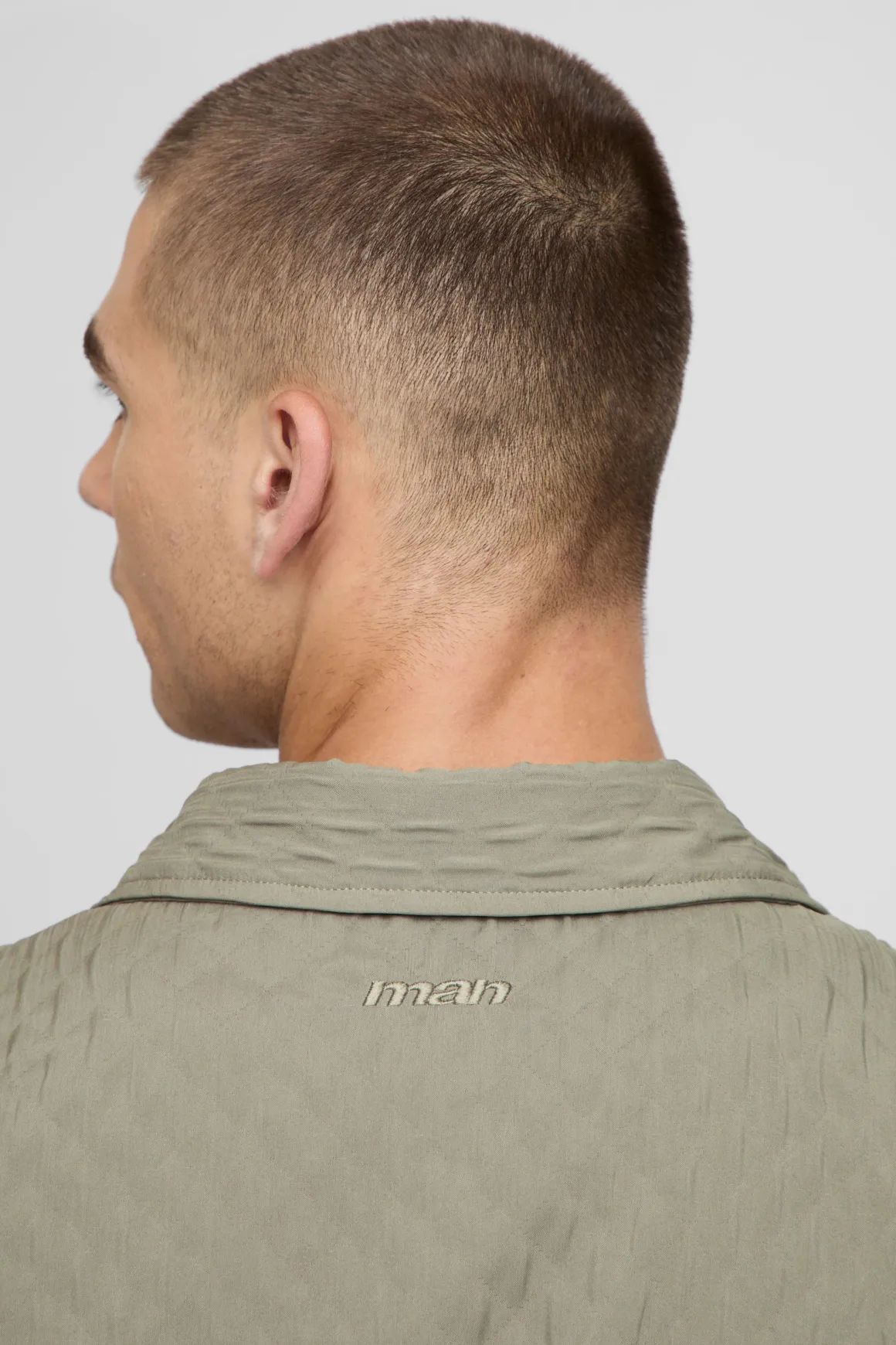 Chemise à manches courtes surdimensionnée avec plis décoratifs et ourlet incurvé
