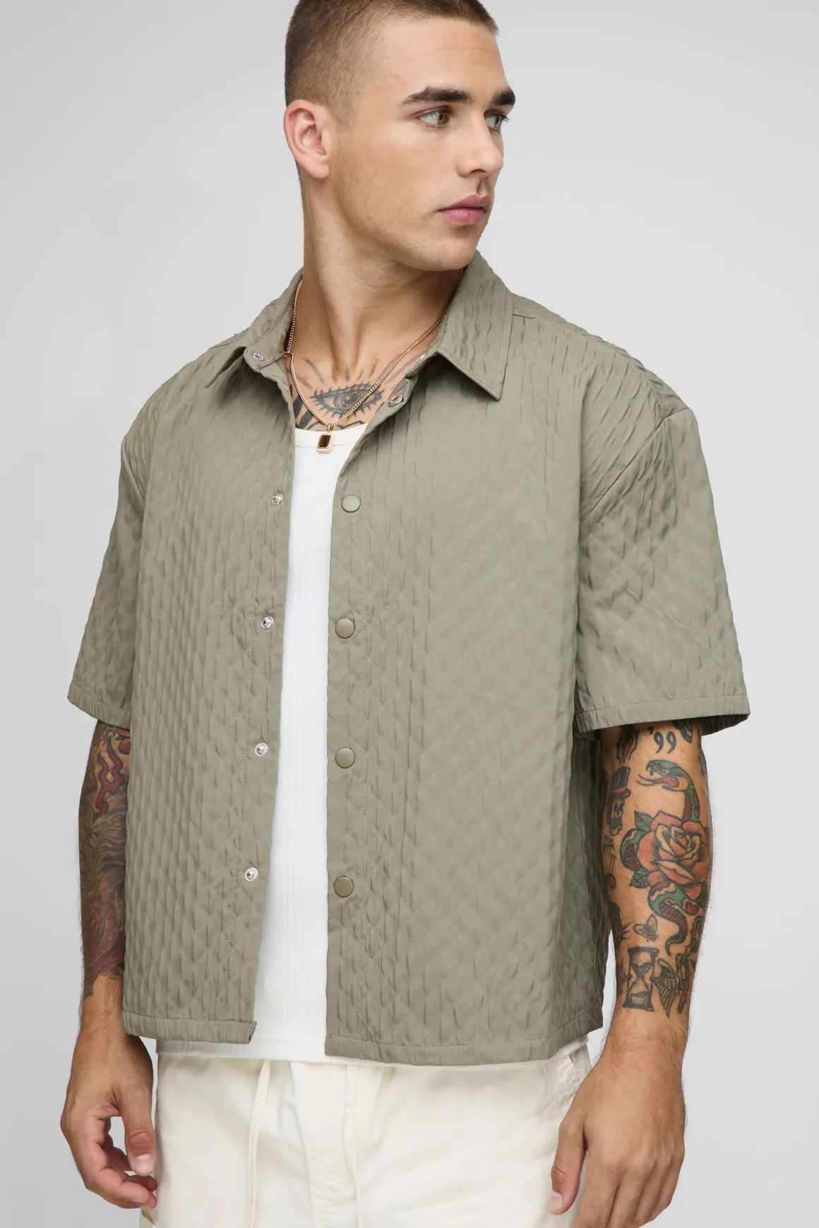 Chemise à manches courtes surdimensionnée avec plis décoratifs et ourlet incurvé