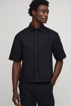 Chemise à manches mi-courtes en serge douce avec détail de passepoil surdimensionné