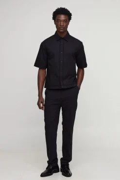 Chemise à manches mi-courtes en serge douce avec détail de passepoil surdimensionné