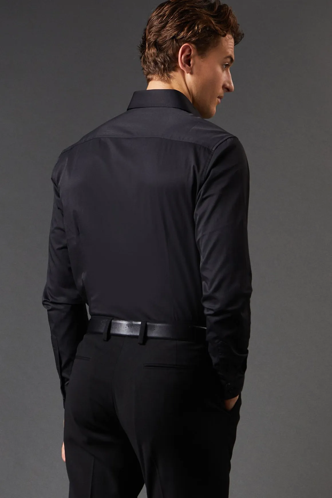 Chemise Noire Coupe Ajustée Manches Longues Facile à Repasser