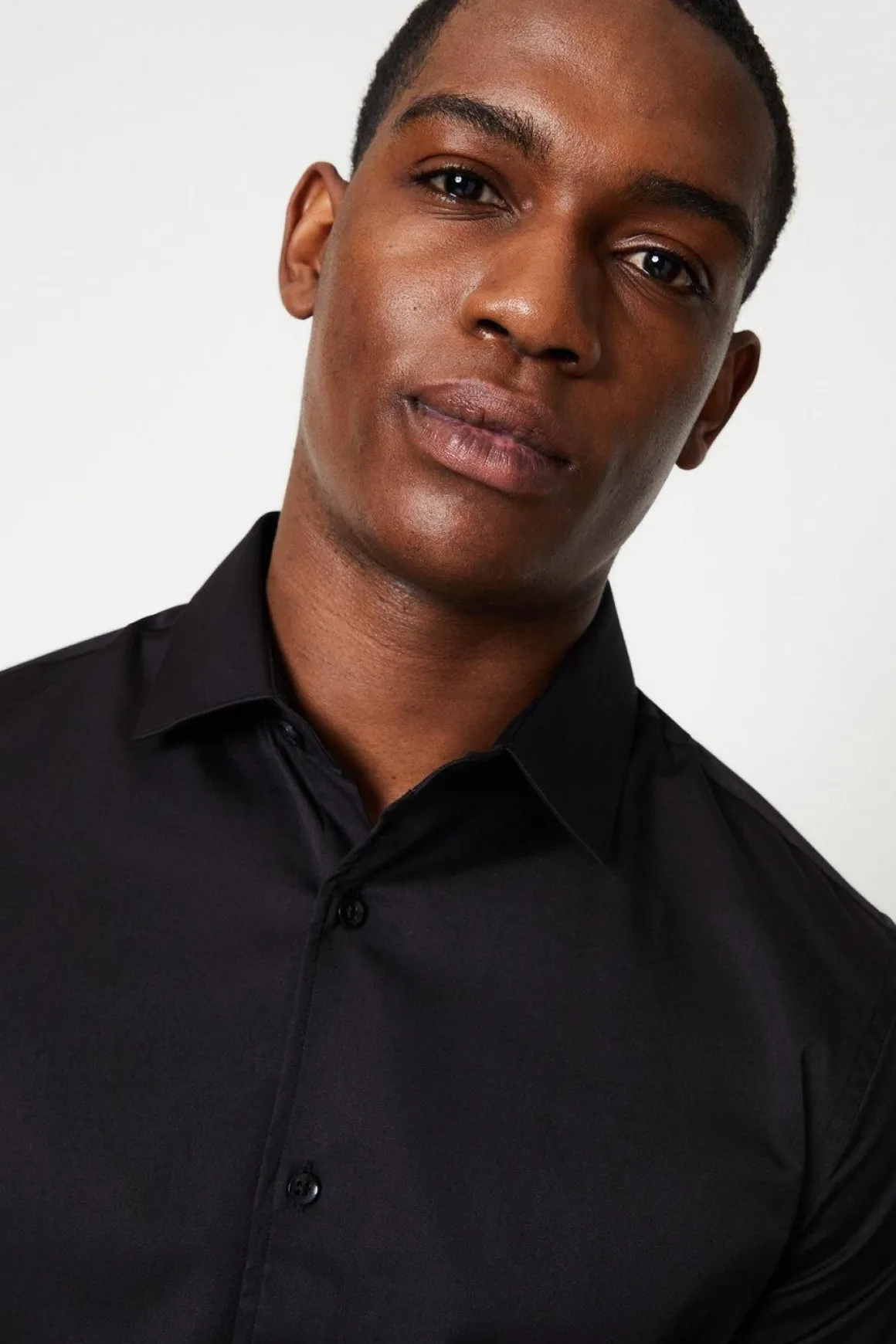 Chemise Noire Coupe Ajustée Manches Longues Facile à Repasser