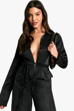 Chemise nouée à col et poignets profonds
