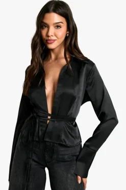 Chemise nouée à col et poignets profonds