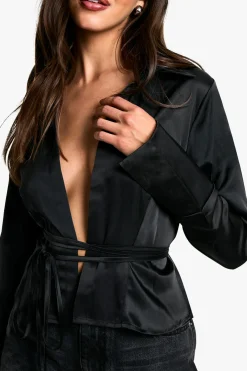 Chemise nouée à col et poignets profonds