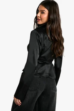 Chemise nouée à col et poignets profonds