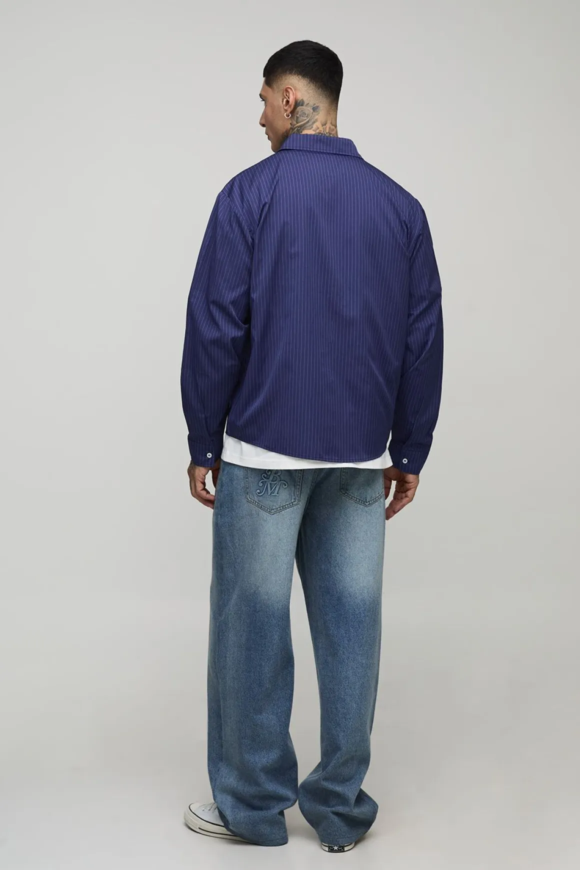 Chemise oversize à manches longues, rayée, avec un ourlet incurvé